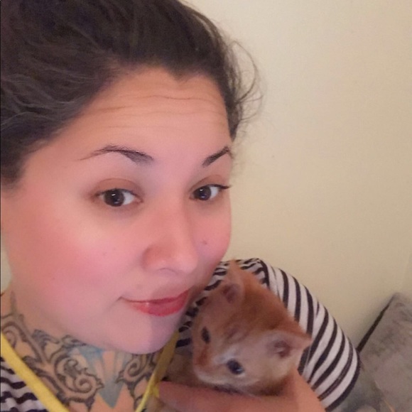 Hi! 😻 I am a History teacher and a cat Mom. I love anything vintage! ♥️ - Picture 4 of 4